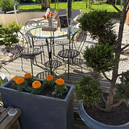 Les Dhotes De La Croix Bleue 2 Bed & Breakfast